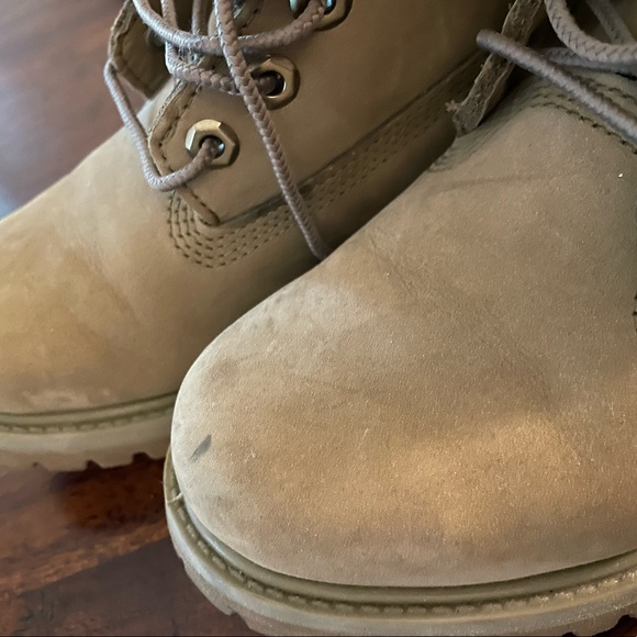 Lightly used green Timberland boots. Size US 6 - Picture 2 of 5